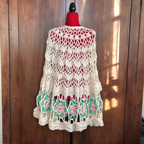Vintage Handmade Crocheted Roses Cape Poncho OS - Picture 3 of 10